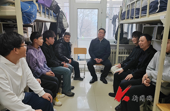 华体会网页版校长胡军深入对接寝室走访慰问